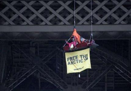 Aktivista Grinpisa protestovao viseći s Ajfelove kule Aktivista Grinpisa protestovao viseći s Ajfelove kule