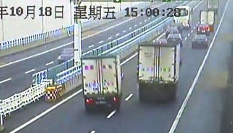 Kina: Poslije slaloma na autoputu samo lakše povrijeđen (VIDEO) Kina: Poslije slaloma na autoputu samo lakše povrijeđen (VIDEO)