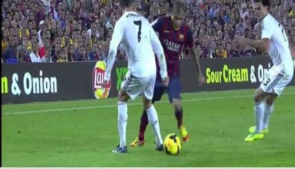 VIDEO: Alveš elegantno probacio Ronaldu loptu kroz noge VIDEO: Alveš elegantno probacio Ronaldu loptu kroz noge