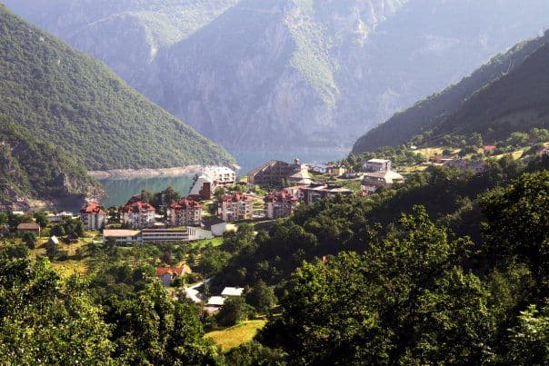 Poginuo muškarac: Automobilom sletio u provaliju Poginuo muškarac: Automobilom sletio u provaliju