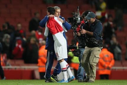 Ezil poklonio dres Murinju Ezil poklonio dres Murinju