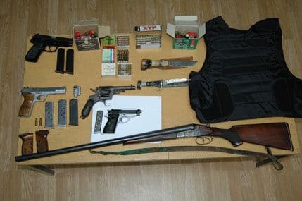 Pronađena veća količina oružja i municije u stanu M.P. Pronađena veća količina oružja i municije u stanu M.P.