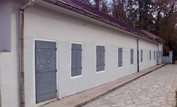 Cetinje: Mladi DPS-a uklanjali grafite sa fasada Cetinje: Mladi DPS-a uklanjali grafite sa fasada