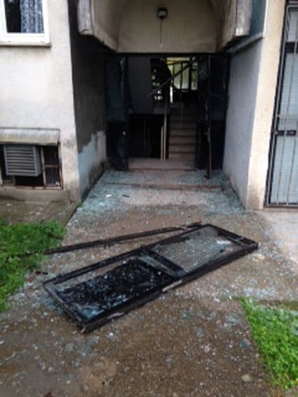 Snažna eksplozija pred vratima stana Podgoričanina Ivana Vujovića Snažna eksplozija pred vratima stana Podgoričanina Ivana Vujovića