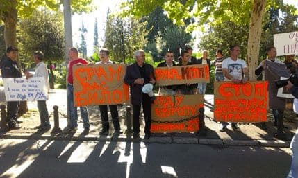 Beranselci u lancima ispred Skupštine: Branimo pravo na zdravu životnu sredinu Beranselci u lancima ispred Skupštine: Branimo pravo na zdravu životnu sredinu