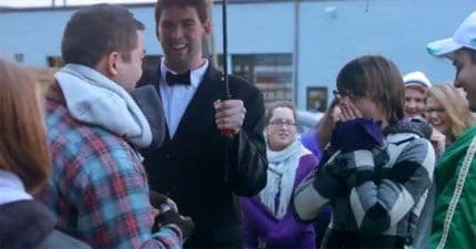 VIDEO: Prerušio se u beskućnika i zaprosio djevojku VIDEO: Prerušio se u beskućnika i zaprosio djevojku