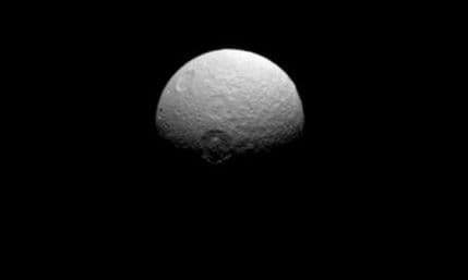 Nova fotografija misterioznog Saturnovog mjeseca Nova fotografija misterioznog Saturnovog mjeseca