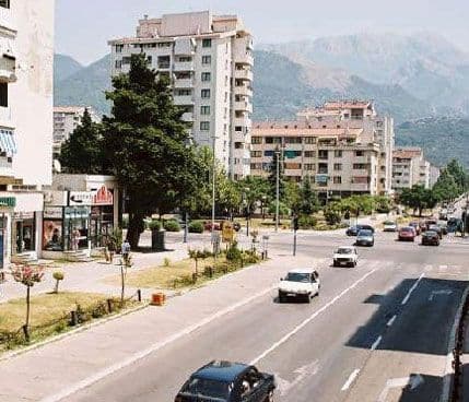 Bar: Policajca udarilo vozilo dok je kontrolisao saobraćaj Bar: Policajca udarilo vozilo dok je kontrolisao saobraćaj