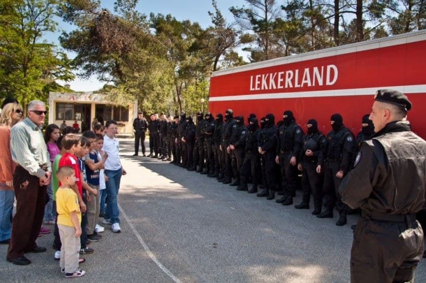 Nazadovoljni specijalci pišu peticiju Stojanoviću i Konjeviću Nazadovoljni specijalci pišu peticiju Stojanoviću i Konjeviću