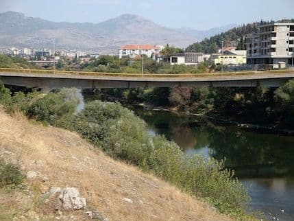 Lažna dojava o bombi iselila stanare zgrade na Zabjelu Lažna dojava o bombi iselila stanare zgrade na Zabjelu