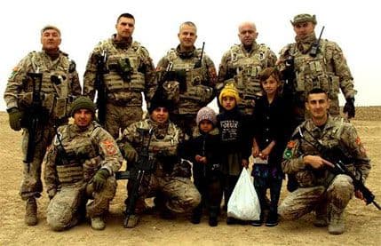 Prijateljstvo naših vojnika sa troje malih Avganistanaca  Prijateljstvo naših vojnika sa troje malih Avganistanaca