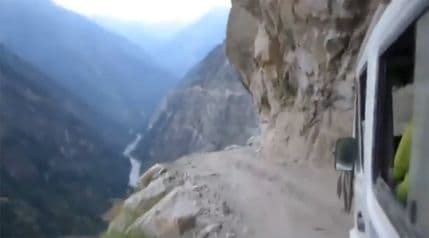 Vožnja po ivici ambisa: Ovo je najopasniji put na svijetu (VIDEO) Vožnja po ivici ambisa: Ovo je najopasniji put na svijetu (VIDEO)