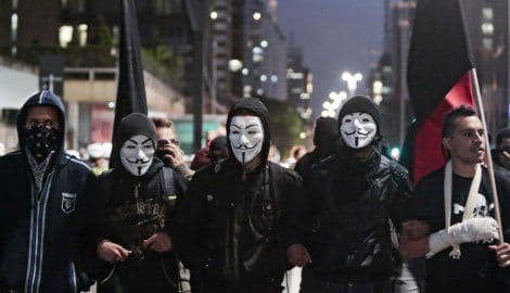 Američki haker, član Anonimusa, dobio 10 godina zatvora Američki haker, član Anonimusa, dobio 10 godina zatvora