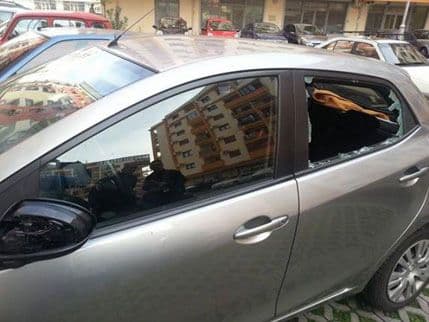 Policija traga za huliganom koji je demolirao automobil supruge Gorana Danilovića Policija traga za huliganom koji je demolirao automobil supruge Gorana Danilovića