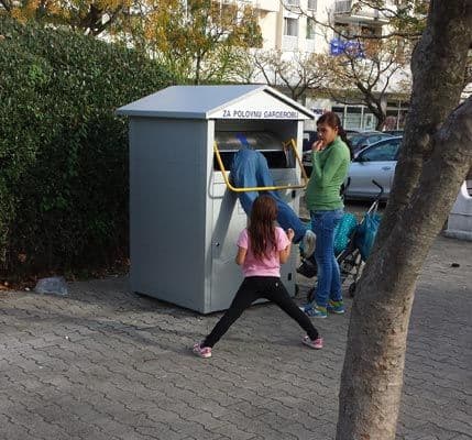 BAR: Uzimaju robu iz kontejnera za Crveni krst BAR: Uzimaju robu iz kontejnera za Crveni krst