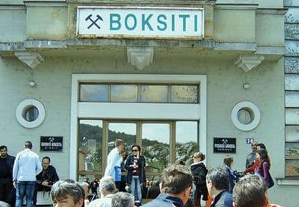 Sve oči uprte u strance Sve oči uprte u strance