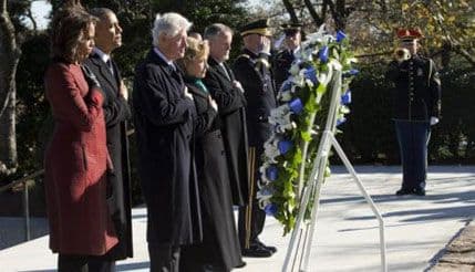 VIDEO: Obama i Klinton na Kenedijevom grobu VIDEO: Obama i Klinton na Kenedijevom grobu