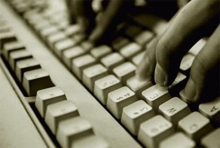 Pljuvanje po leševima i tihi marš partijskih vojnika Pljuvanje po leševima i tihi marš partijskih vojnika