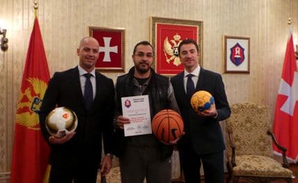 Cetinje: Kapisoda i Bogdanović uručili školama sportske rekvizite Cetinje: Kapisoda i Bogdanović uručili školama sportske rekvizite