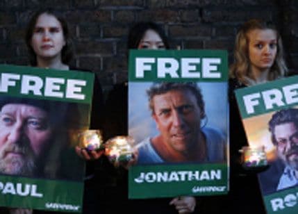 Skoro svi aktivisti Grinpisa oslobođeni Skoro svi aktivisti Grinpisa oslobođeni