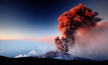 Etna zasula obližnje gradove vulkanskim pepelom Etna zasula obližnje gradove vulkanskim pepelom