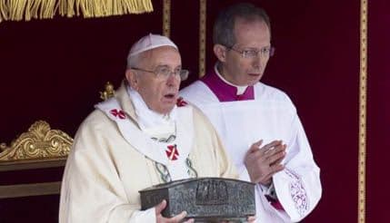 Vatikan prikazao u javnosti fragmente kostiju Svetog Petra Vatikan prikazao u javnosti fragmente kostiju Svetog Petra