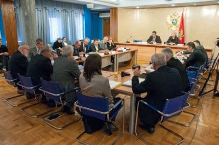 Predloženo da kredite podižu samo parlamentarne stranke Predloženo da kredite podižu samo parlamentarne stranke