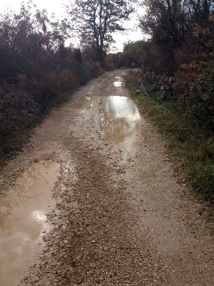 Čekaju na obećano asfaltiranje puta Čekaju na obećano asfaltiranje puta
