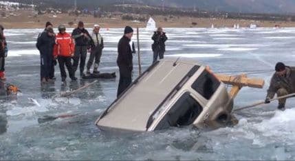 VIDEO: Kako Rusi vade džip iz zaleđenog jezera VIDEO: Kako Rusi vade džip iz zaleđenog jezera