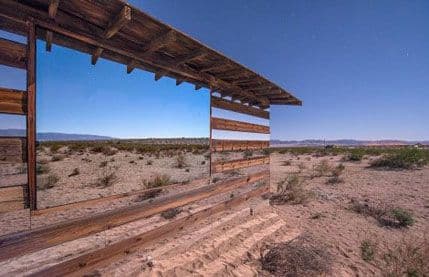 Providna kuća od ogledala usred pustinje (FOTO) Providna kuća od ogledala usred pustinje (FOTO)