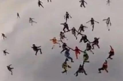 VIDEO: Padobranski skok 63 žene koji oduzima dah! VIDEO: Padobranski skok 63 žene koji oduzima dah!