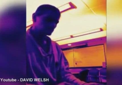 Beskućnik za klavirom: Muzika koja tjera suze na oči Beskućnik za klavirom: Muzika koja tjera suze na oči