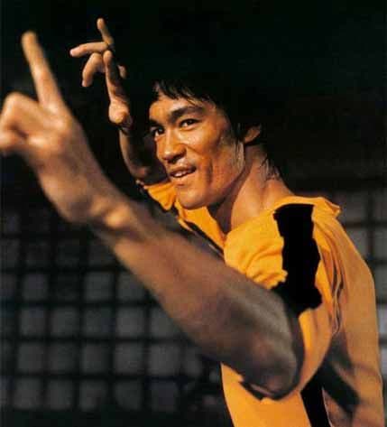 Brus Lijeva žuta trenerka na aukciji Brus Lijeva žuta trenerka na aukciji