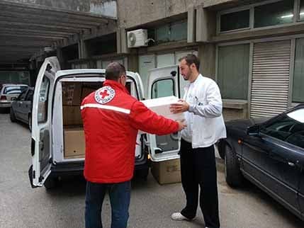 Mladi Kliničkog centra uručili pomoć Crvenom krstu Crne Gore Mladi Kliničkog centra uručili pomoć Crvenom krstu Crne Gore