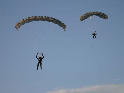 Skočila je sa 1.500 metara, a padobran joj se nije otvorio Skočila je sa 1.500 metara, a padobran joj se nije otvorio