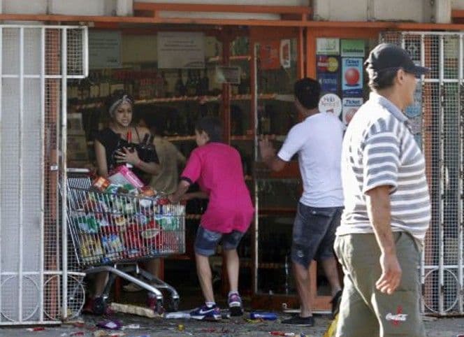 Argentina: Policija štrajkuje, bande pljačkaju Argentina: Policija štrajkuje, bande pljačkaju