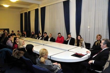 Mugoša sa mladima o NATO-u Mugoša sa mladima o NATO-u