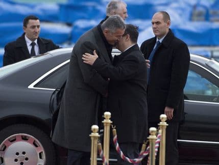 Đukanović polaže vijenac za Đinđića Đukanović polaže vijenac za Đinđića