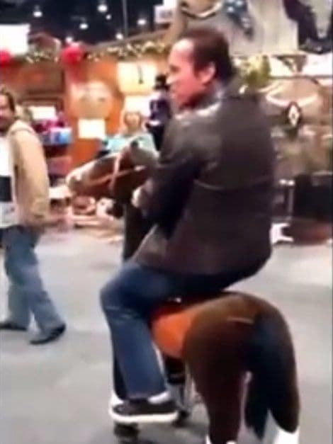 VIDEO: Arnold Švarceneger jaše konjića po radnji  VIDEO: Arnold Švarceneger jaše konjića po radnji