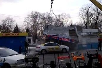 Rusija: Kranista greškom kiosk spustio na vozilo taksija 