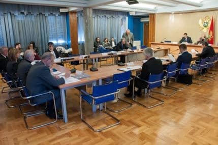 Odbor za ekonomiju glasovima DPS-a, SDP-a i BS podržao budžet za 2014. godinu Odbor za ekonomiju glasovima DPS-a, SDP-a i BS podržao budžet za 2014. godinu