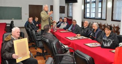 Plakete za 20 dobrovoljnih davalaca krvi Društva "Luka Bar" Plakete za 20 dobrovoljnih davalaca krvi Društva "Luka Bar"