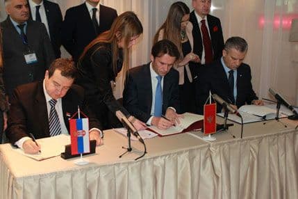 VIDEO: Potpisan Protokol o saradnji ministarstava unutrašnjih poslova Crne Gore, BiH i Srbije VIDEO: Potpisan Protokol o saradnji ministarstava unutrašnjih poslova Crne Gore, BiH i Srbije