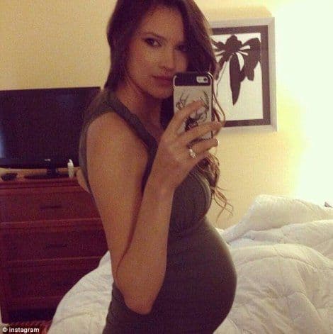 Manekenka koja je napustila modu da bi se posvetila bogu ostala trudna Manekenka koja je napustila modu da bi se posvetila bogu ostala trudna