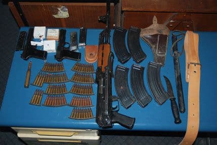 UP: Oduzeti automatska puška, dva pištolja, municija i lovački nož UP: Oduzeti automatska puška, dva pištolja, municija i lovački nož