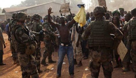 Nekoliko desetina muslimana u Bangiju protestovalo protiv Francuske Nekoliko desetina muslimana u Bangiju protestovalo protiv Francuske