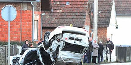 Virovitica: Autom uletio u privatnu kuću, dvojica u životnoj opasnosti Virovitica: Autom uletio u privatnu kuću, dvojica u životnoj opasnosti