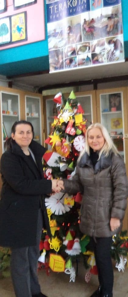 Igračke za Resursni centar “1.jun” i paketići za romske prvačiće Igračke za Resursni centar “1.jun” i paketići za romske prvačiće