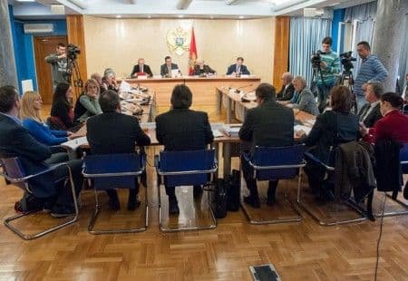 Vlada još nije povukla zakon o taksama Vlada još nije povukla zakon o taksama