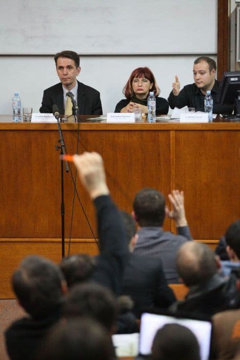 VIDEO: Ministra sa Pravnog fakulteta otjerali vuvuzelom VIDEO: Ministra sa Pravnog fakulteta otjerali vuvuzelom